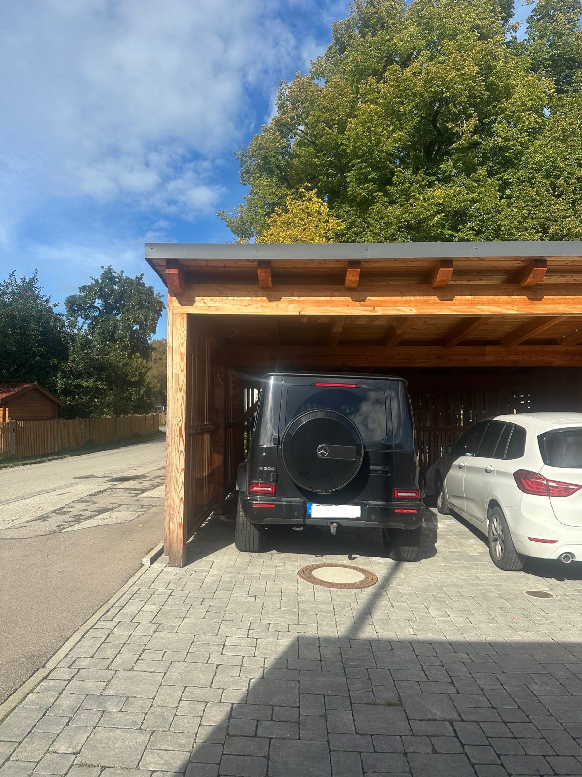 Carport und Zufahrt Straße