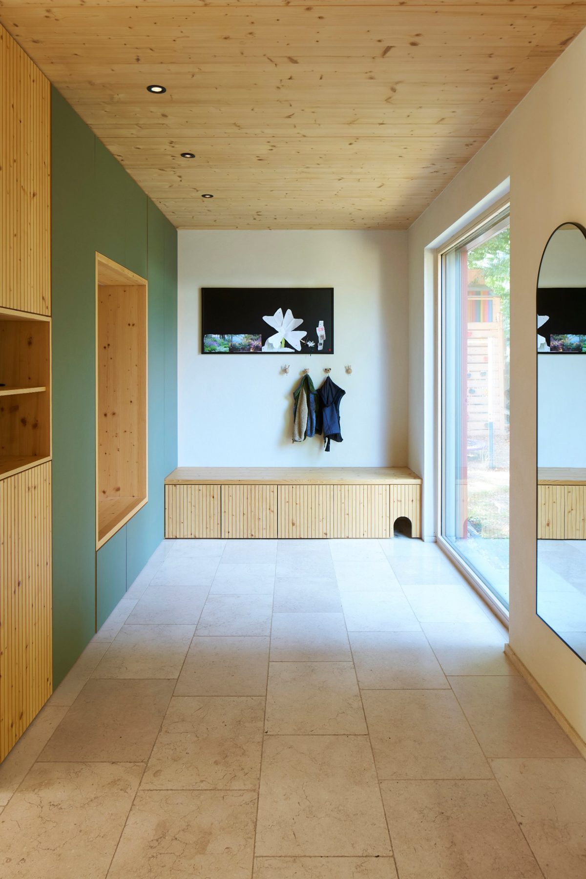Diele mit Schrank vom Schreiner und Sitzbank